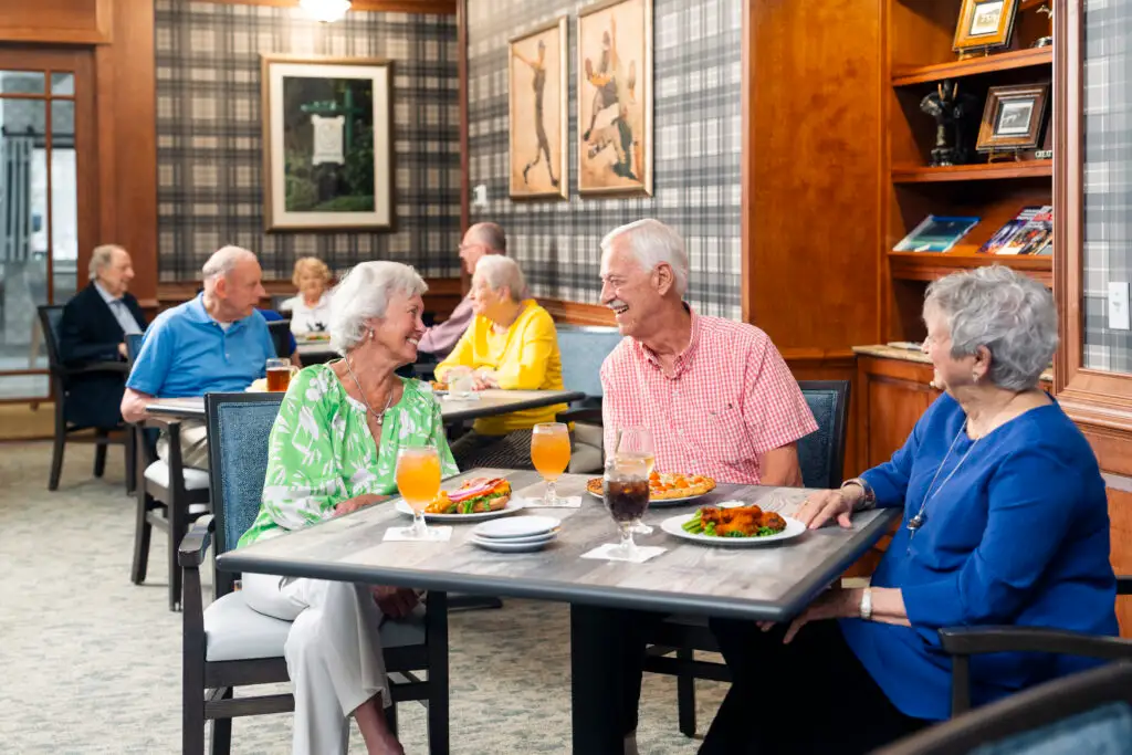 Seniors dining at Brandon Wilde